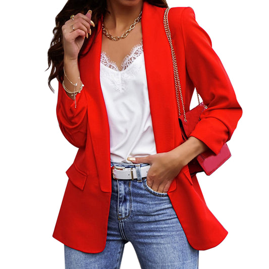 Femme portant un blazer ample de couleur unie