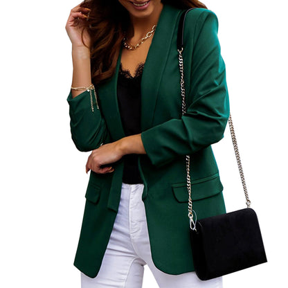 Femme portant un blazer ample de couleur unie