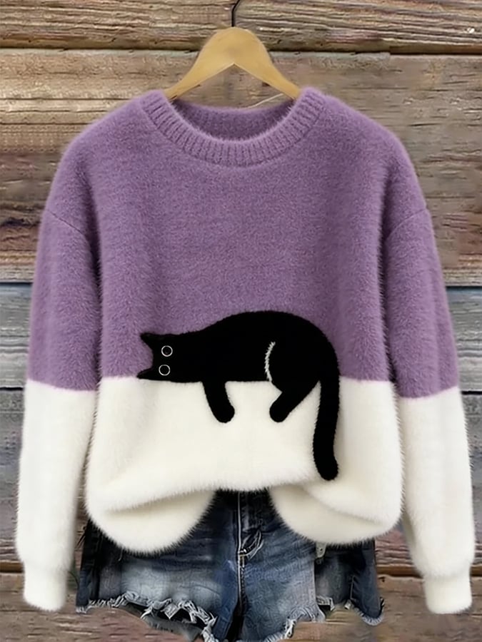 Femme portant pull tricot motif chat endormi