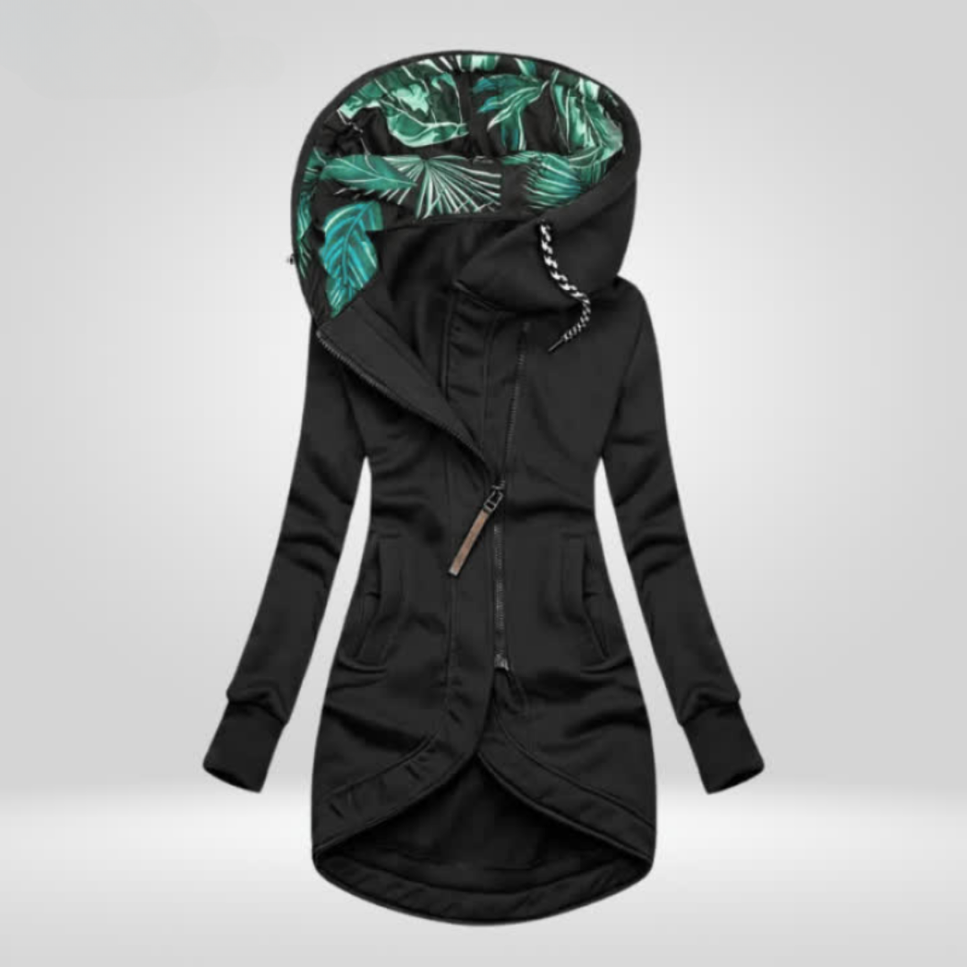 Femme en manteau coupe-vent à capuche doublé