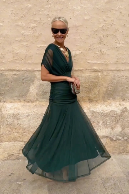 Femme en robe longue fleurie col V