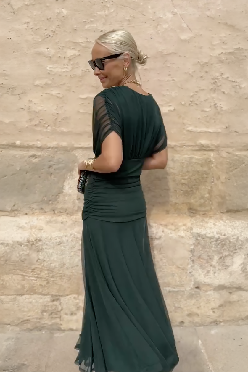 Femme en robe longue fleurie col V