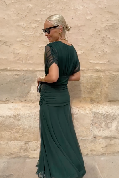 Femme en robe longue fleurie col V
