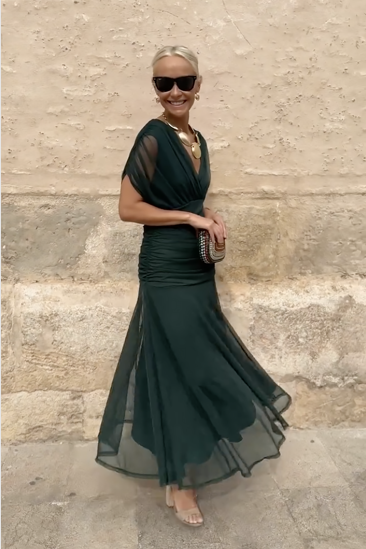 Femme en robe longue fleurie col V