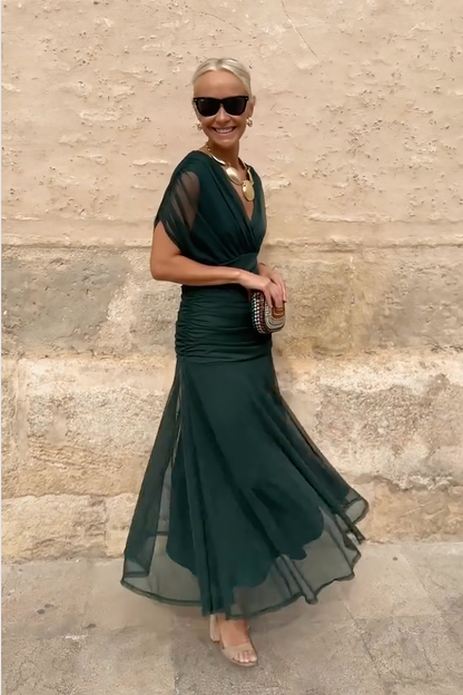 Femme en robe longue fleurie col V