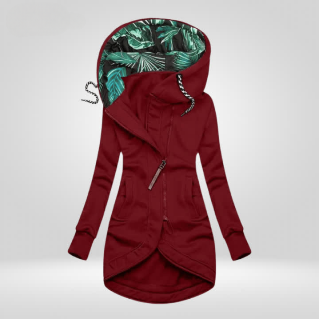 Femme en manteau coupe-vent à capuche doublé