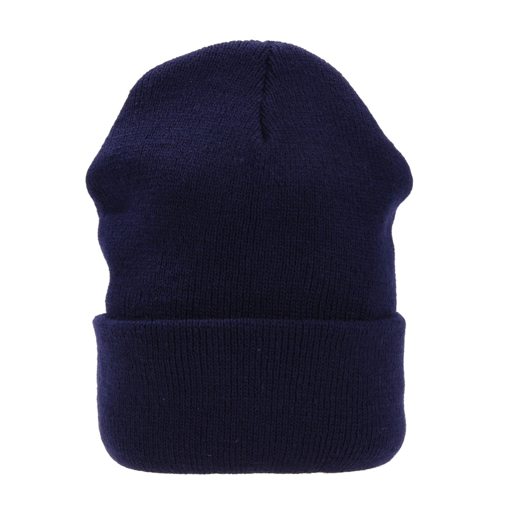 Bonnet femme en maille extensible porté en hiver