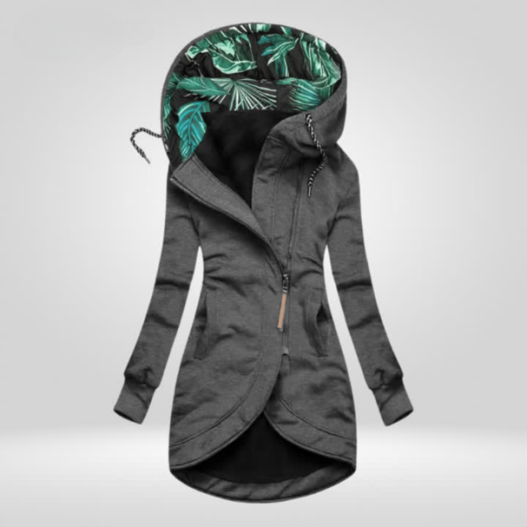 Femme en manteau coupe-vent à capuche doublé