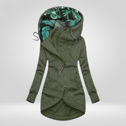 Femme en manteau coupe-vent à capuche doublé