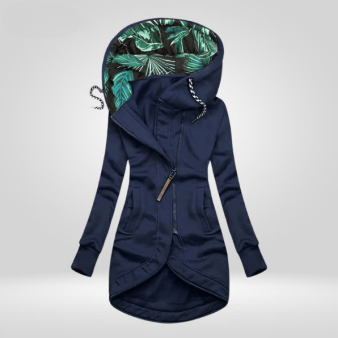 Femme en manteau coupe-vent à capuche doublé