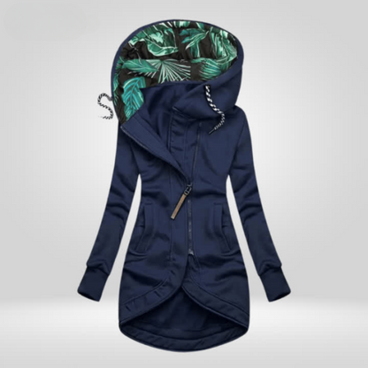 Femme en manteau coupe-vent à capuche doublé