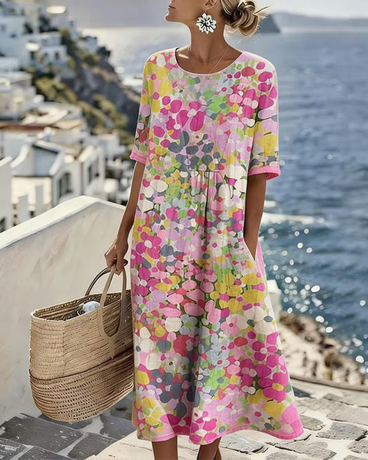 Femme en robe midi fleurie à manches courtes