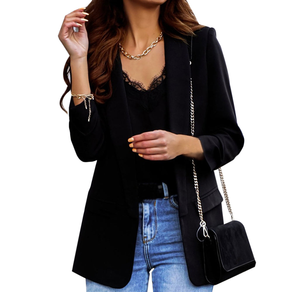 Femme portant un blazer ample de couleur unie