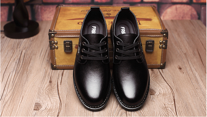Chaussures habillées homme à bout rond, vue de profil