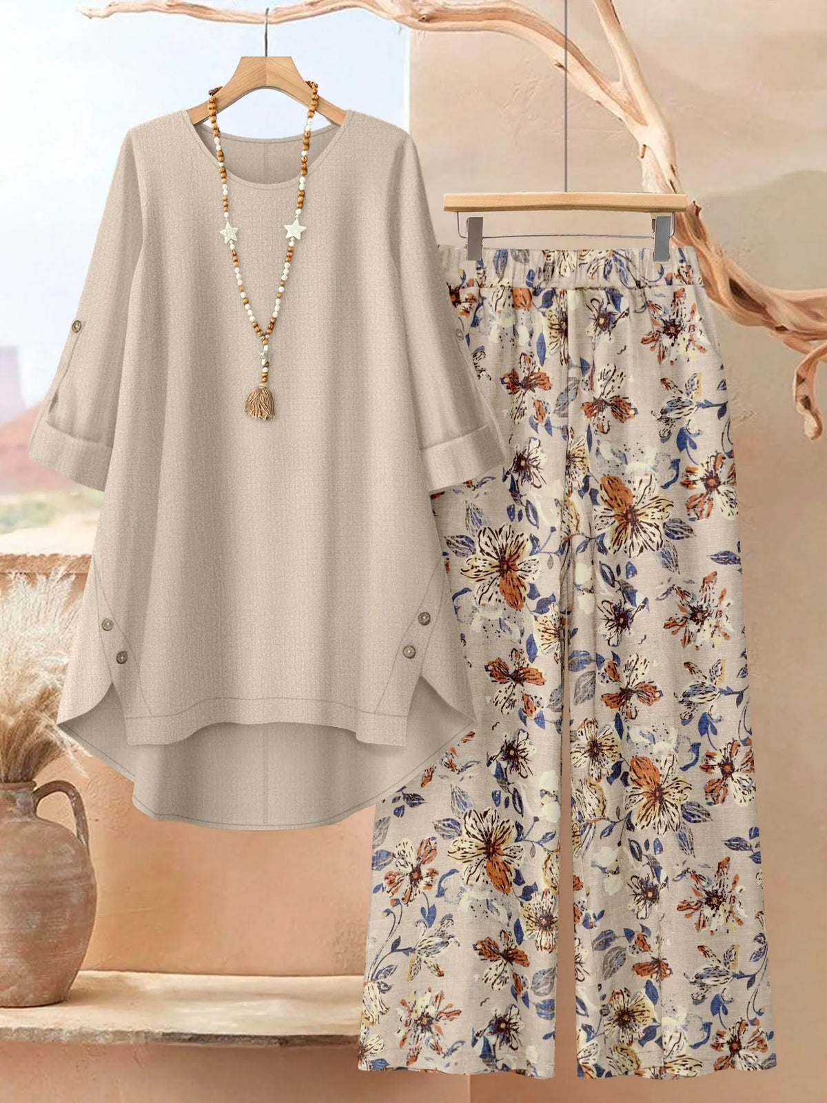 Femme en ensemble tunique et pantalon large à motif feuilles