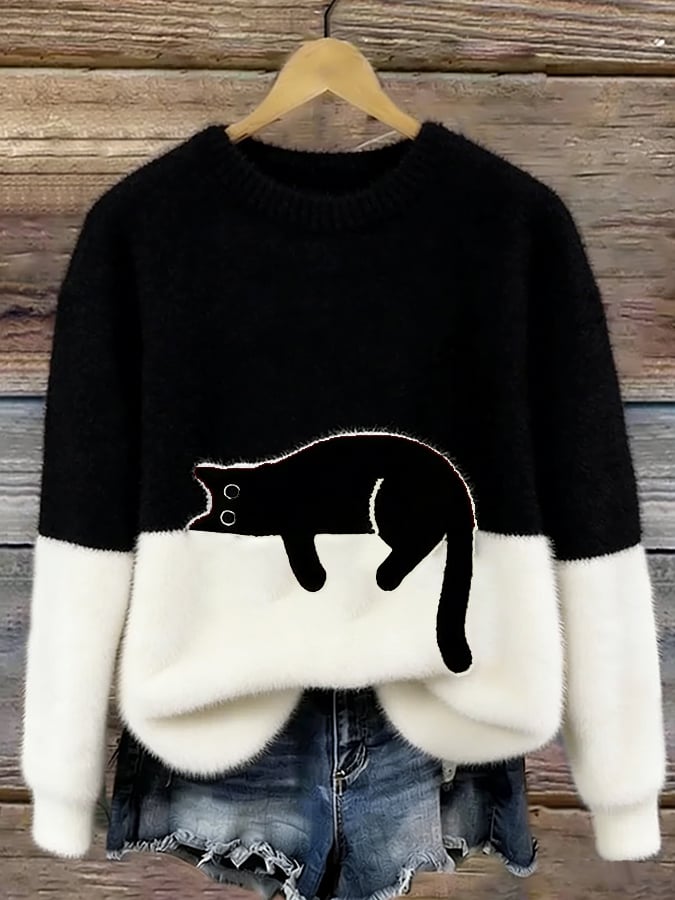 Femme portant pull tricot motif chat endormi