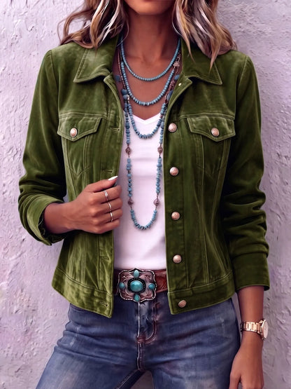 Femme portant une veste boutonnée délavée au style vintage