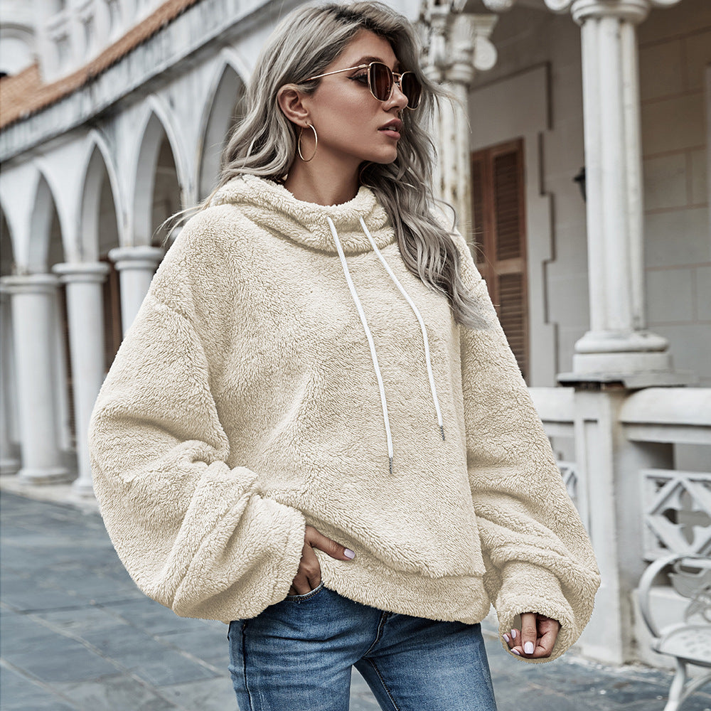 Femme portant un pull à capuche abricot en peluche