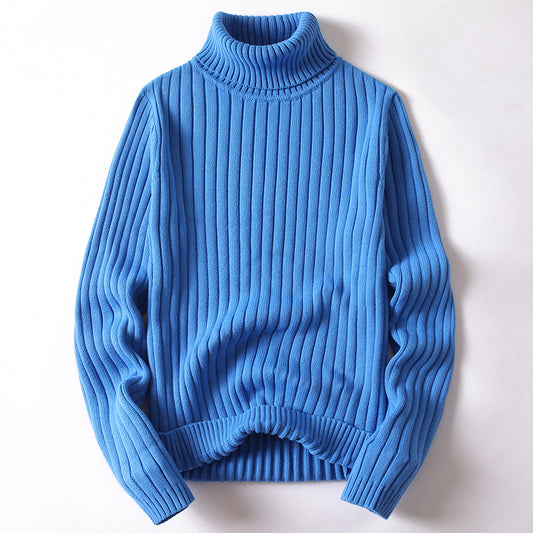 Pull col roulé homme slim noir sur fond neutre