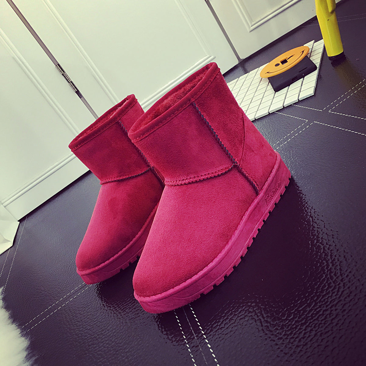 Bottes d'hiver femme à fourrure synthétique vue de profil