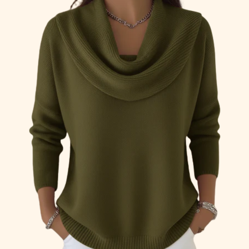 Femme en pull col cowl à manches longues
