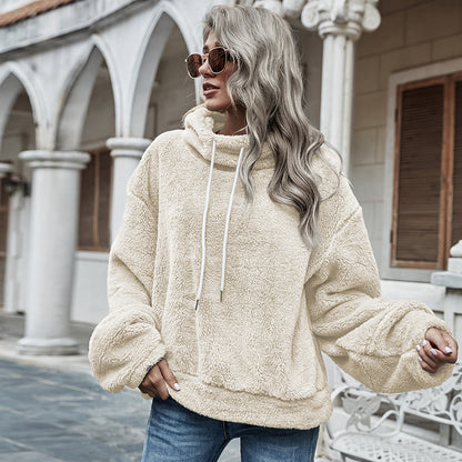 Femme portant un pull à capuche abricot en peluche