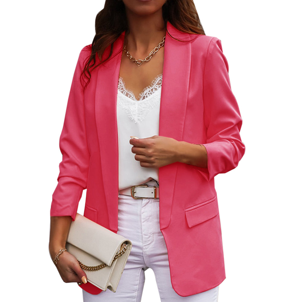 Femme portant un blazer ample de couleur unie