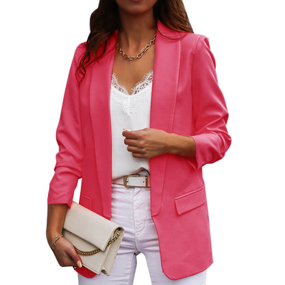 Femme portant un blazer ample de couleur unie