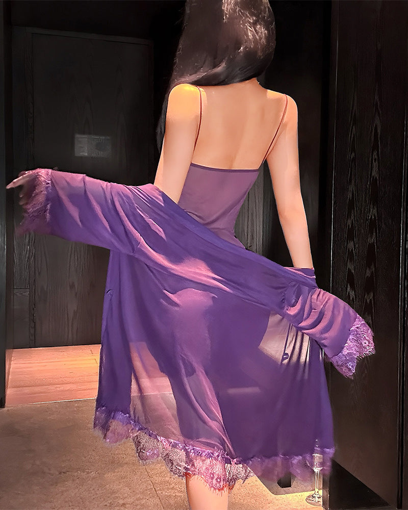 Femme portant un ensemble de nuit en dentelle