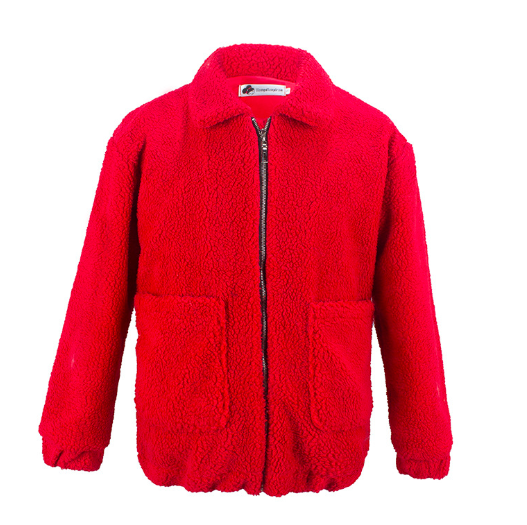 Femme portant un manteau en peluche bouclée à col revers