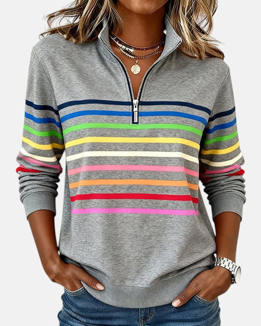 Femme en sweat zippé à rayures arc-en-ciel