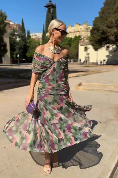 Femme en robe longue fleurie col V