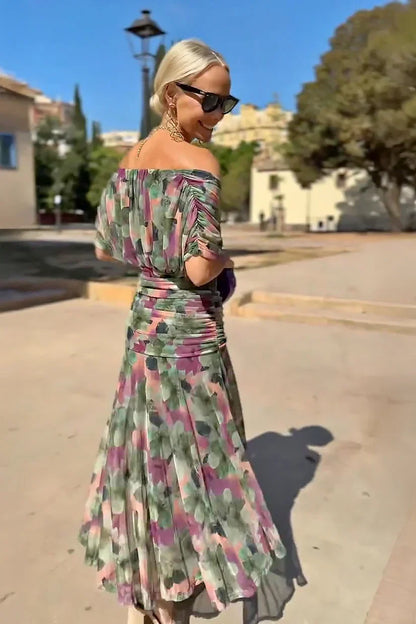 Femme en robe longue fleurie col V