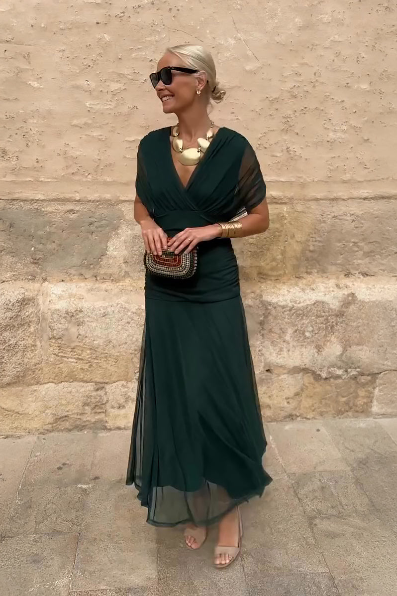 Femme en robe longue fleurie col V
