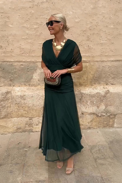 Femme en robe longue fleurie col V