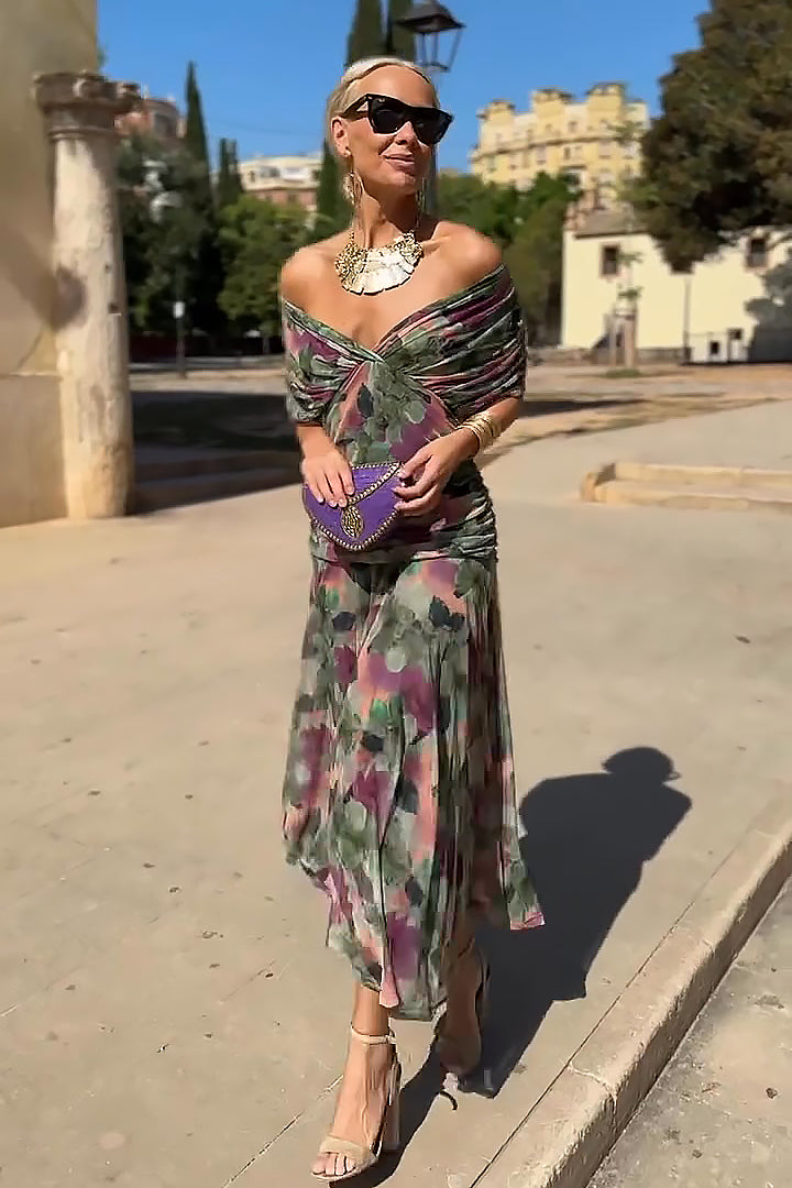 Femme en robe longue fleurie col V