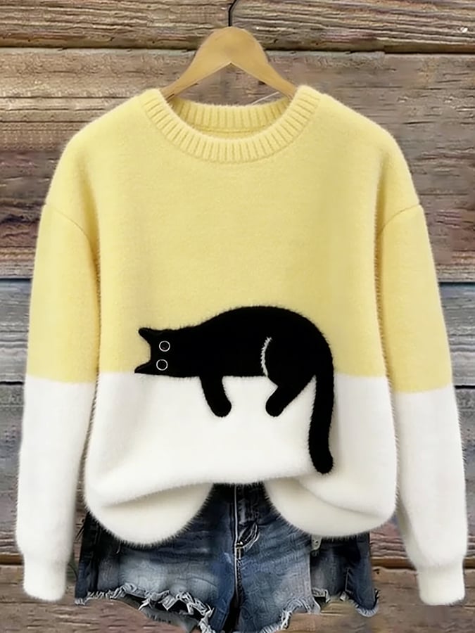 Femme portant pull tricot motif chat endormi