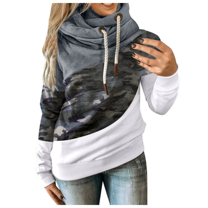 Sweat à capuche femme camouflage porté en extérieur