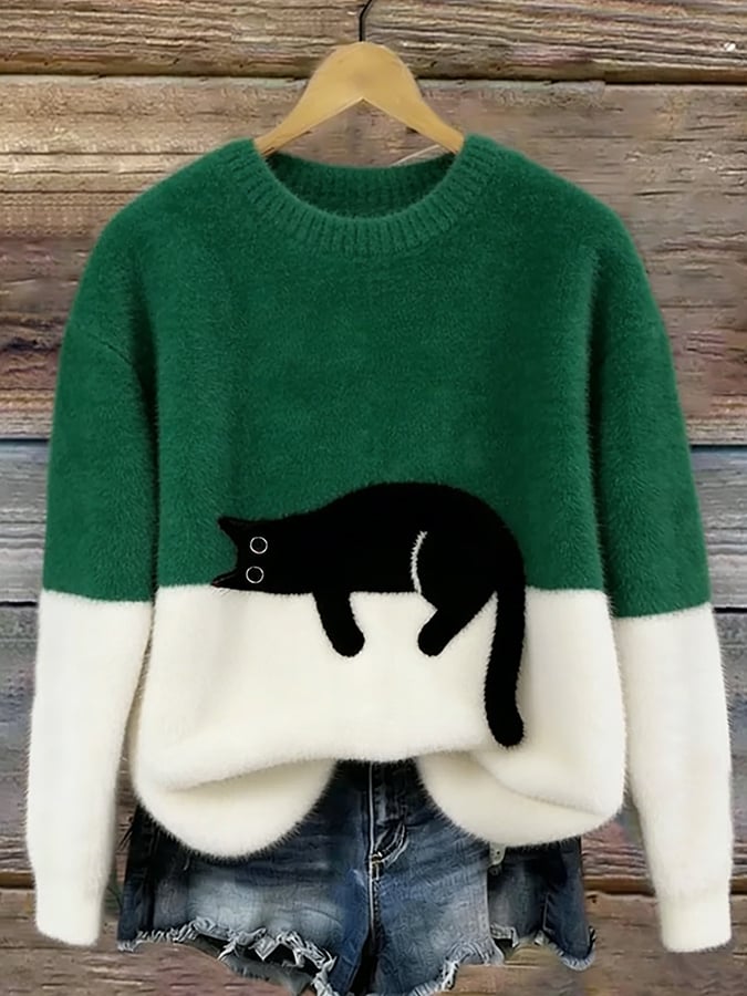 Femme portant pull tricot motif chat endormi