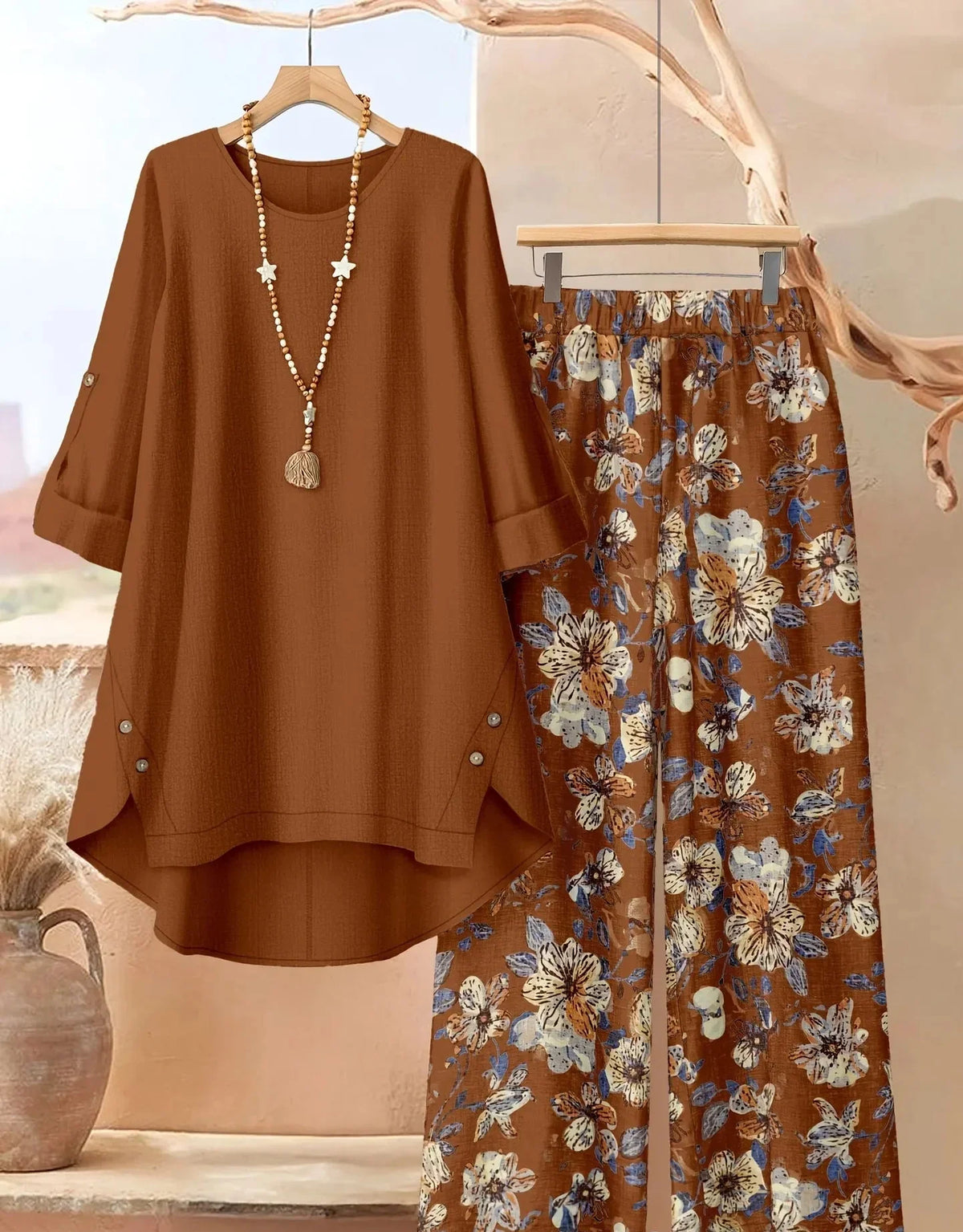Femme en ensemble tunique et pantalon large à motif feuilles