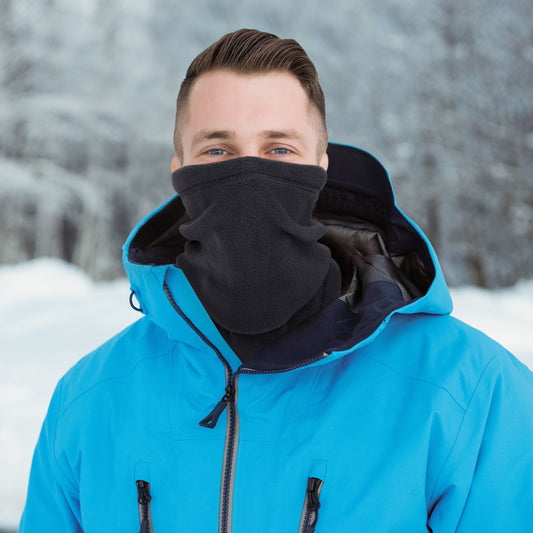 Cache-cou polaire noir coupe-vent porté par une femme