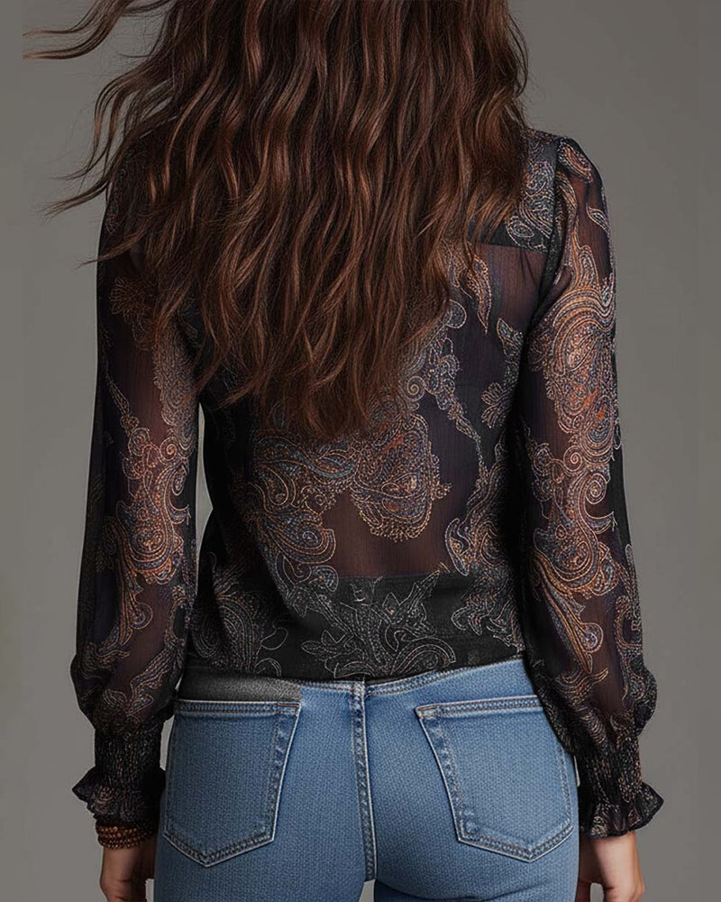 Femme portant blouse col V à volants vintage