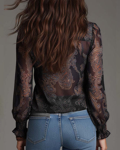 Femme portant blouse col V à volants vintage