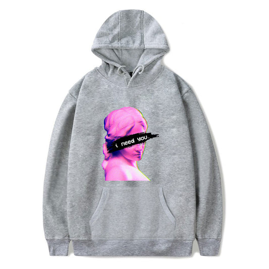 Femme portant un sweat à capuche style coréen gris