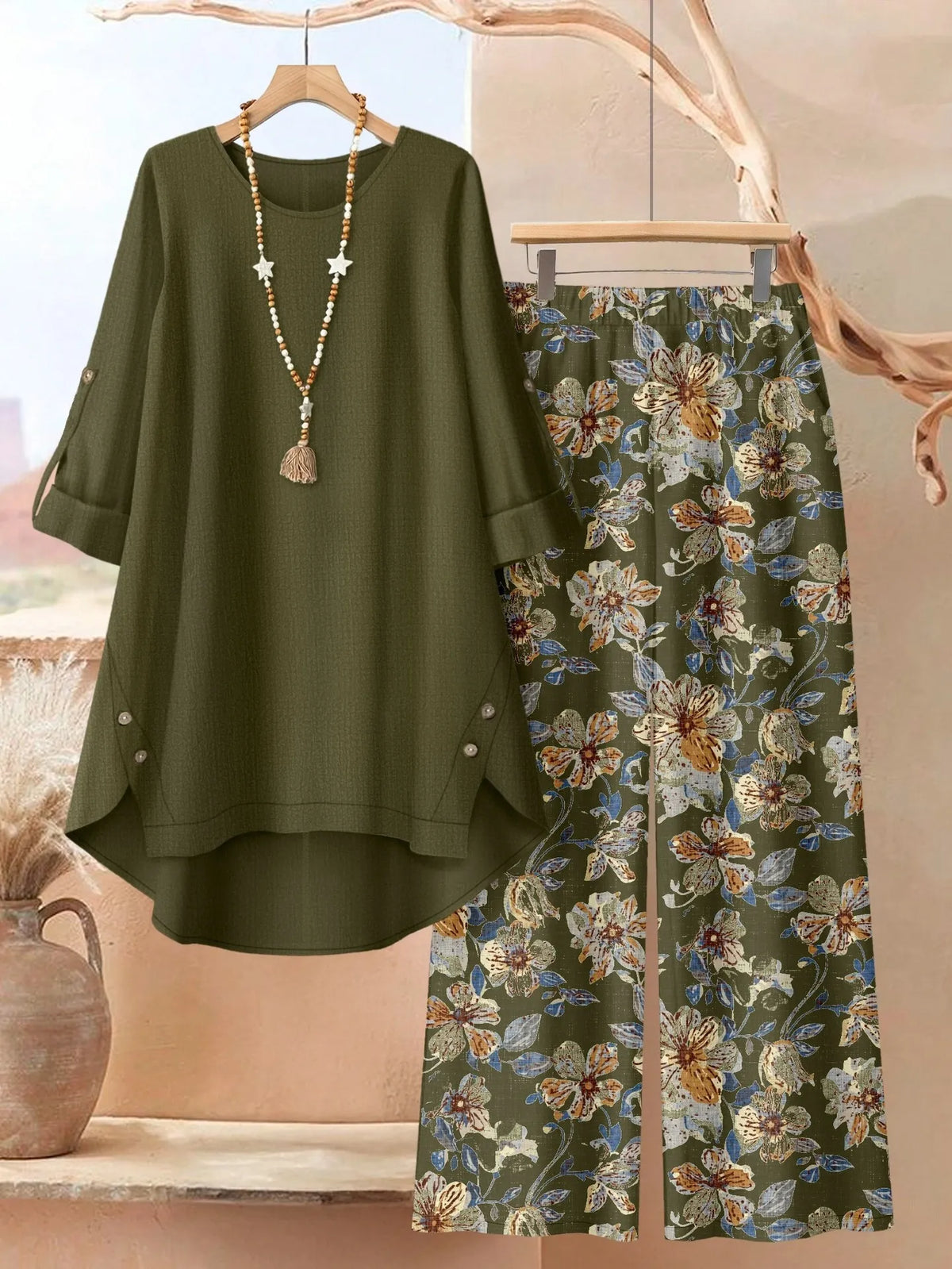 Femme en ensemble tunique et pantalon large à motif feuilles