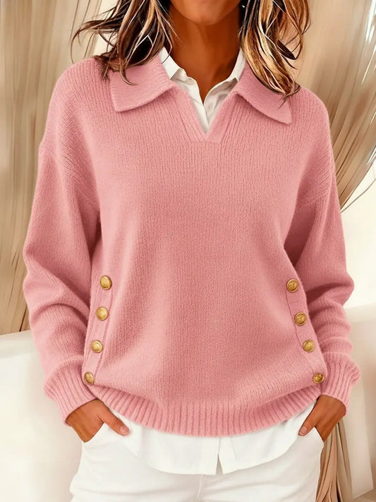 Femme portant un pull col V rabattu ample