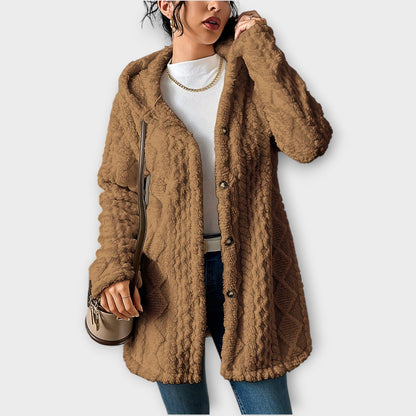 Femme en veste à capuche texturée d’hiver coupe décontractée
