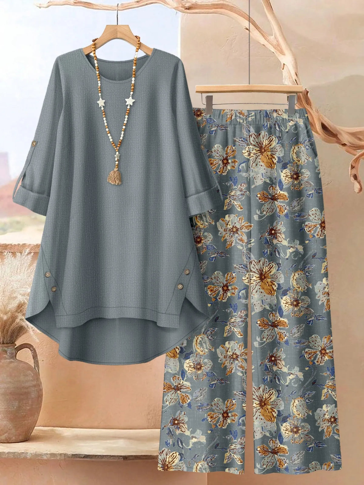 Femme en ensemble tunique et pantalon large à motif feuilles