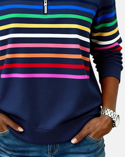 Femme en sweat zippé à rayures arc-en-ciel