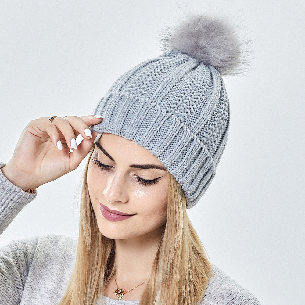 Bonnet femme doublé satin avec pompon fausse fourrure
